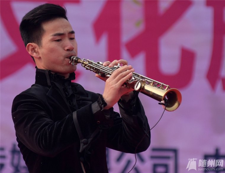 7、小提琴與薩克斯二重奏《經(jīng)典民歌聯(lián)奏》，表演：中國電信武漢藝術(shù)團(tuán) 朱睿琪、蔡鑫.jpg