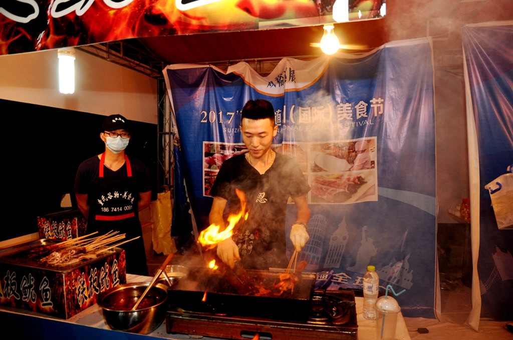 3、烤串小哥大顯身手.jpg